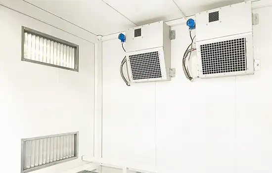 Vista interna dell'impianto di climatizzazione per controllo temperatura di un container termico