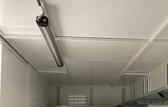 Vista interna del sistema di illuminazione a lampade a led interno per un container termico