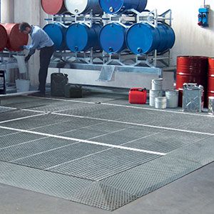 Pavimento con vasca di raccolta in acciaio zincato per stoccaggio sicuro di liquidi pericolosi