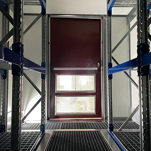 Interno allestito di container navale