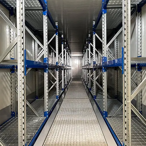 Scaffalatura interna container navale